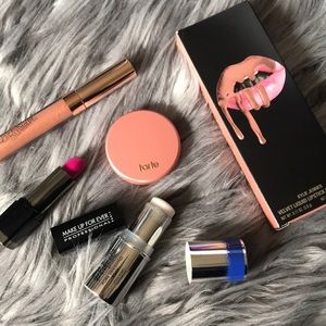 MAKEUP FAVORITES BUNDLE